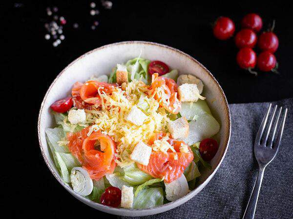 Очаг Драйв - Салат Цезарь с лососем