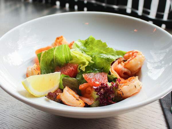 eatMeat - Салат со слабосоленым лососем и креветками