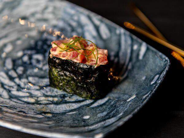 Лосось и кофе - Острые суши с тунцом