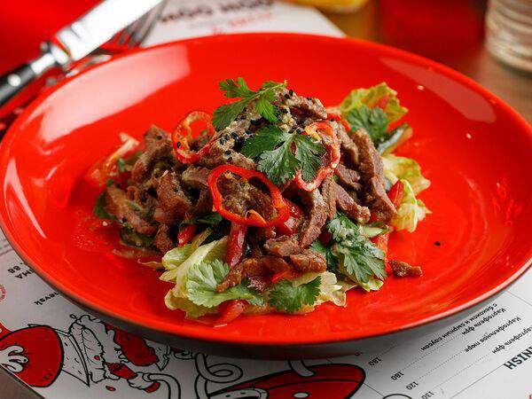 Moo Moo Burgers & Grill - Салат с пряной говядиной