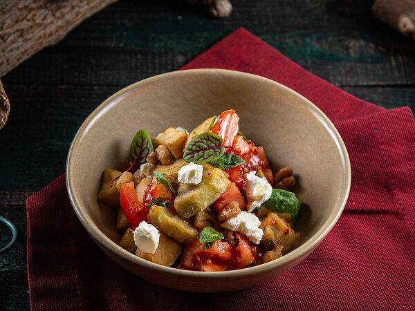 Дикая утка - Салат с хрустящим баклажаном, куриным филе, томатами и базиликом