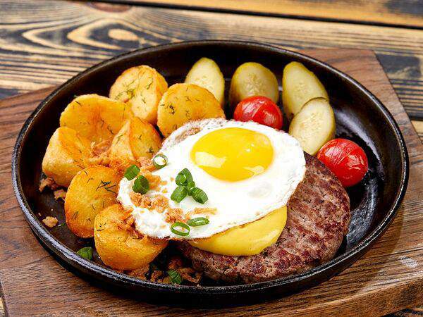 Васильки - Бифштекс с жареным картофелем и яйцом