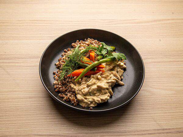 Кафе Полезные Продукты Лавка Здоровой Еды - Бефстроганов из курицы с гречкой