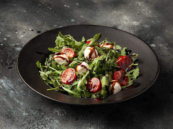 Pizzeria Il Re della Pizza - Итальянский салат Капрезе с руколой