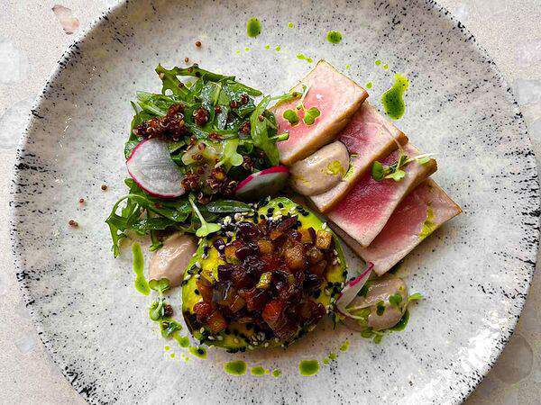 Sisters Coffee & Wine - Тунец с запеченным авокадо