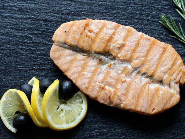 Хомяк - Стейк из лосося на гриле с лимоном и розмарином