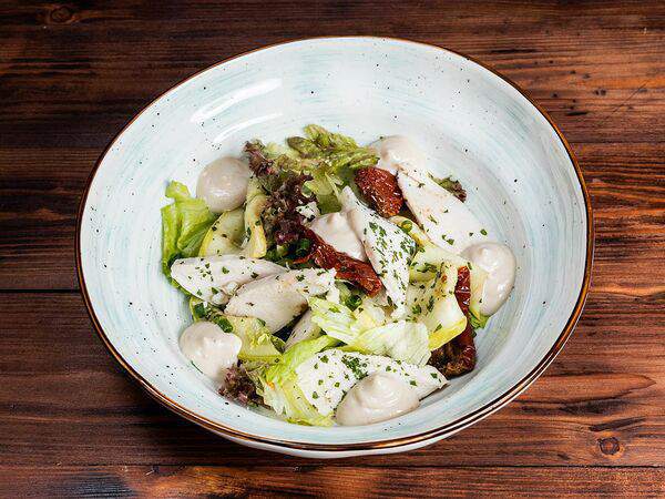 Трактир Колесо - Салат с цыпленком, кабачками и ореховым соусом