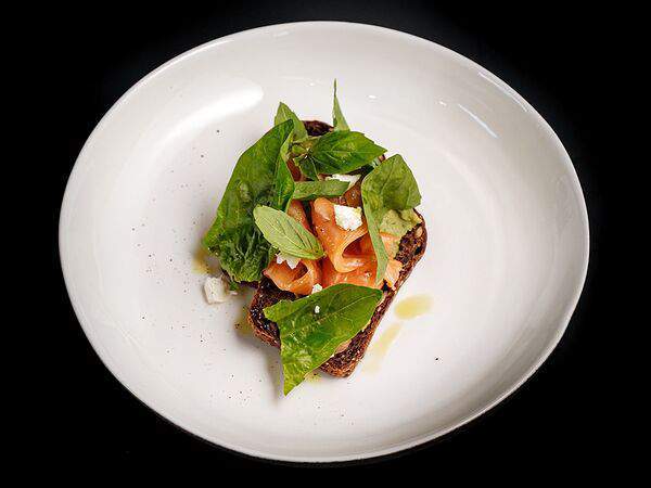 Мона - Ржаные тосты с лососем и гуакамоле