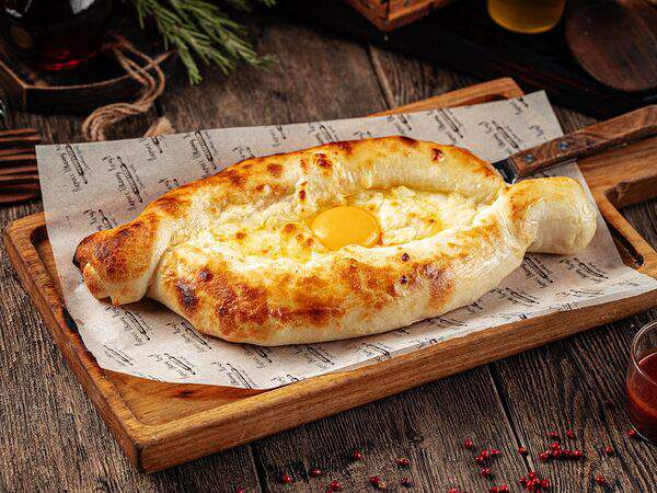Ларисс Иванну Хачу! - Хачапури по-аджарски с сыром и яйцом