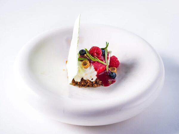 Red wall - Йогуртовый десерт со свежими ягодами и мятной меренгой