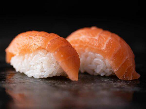 Godzilla sushi - Суши с лососем