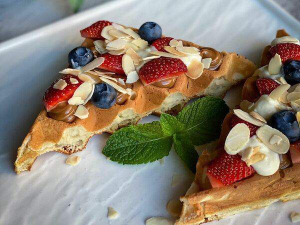 Чарли - Вафли с ягодами и орешками с муссом из вареной сгущенки