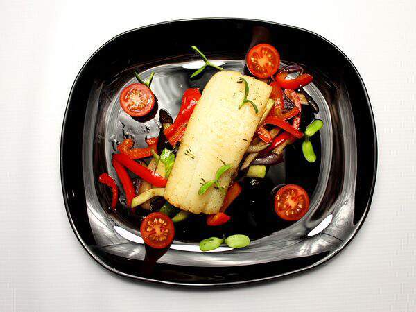 Гости - Стейк палтуса на подушке из овощей