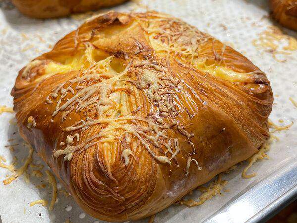 Два веселых гуся - Слойка с сырами гауда и пармезан