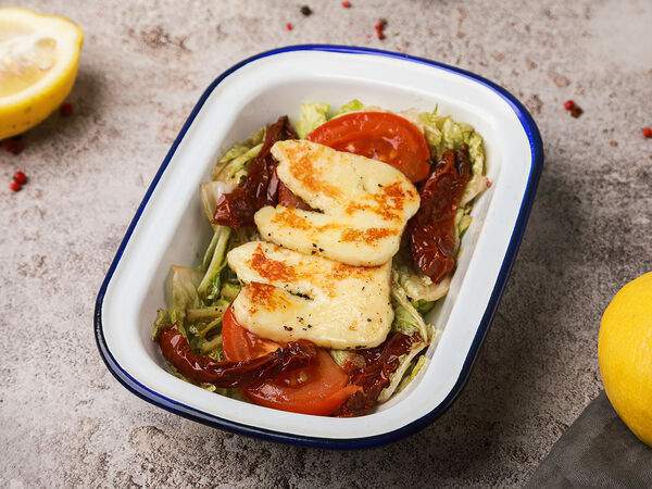 The Gyros Bistro - Салат Афродиты с сыром халуми и вялеными томатами