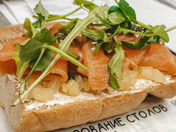 Квартира - Брускетта с лососем, чатни из груши и песто