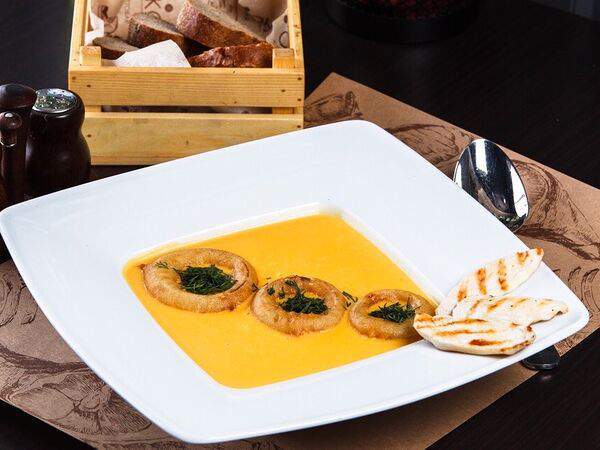 Бекон Restobar - Сырный крем-суп с курицей гриль и луковыми кольцами