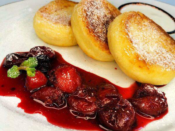 Tartine - Сырники с ягодным соусом