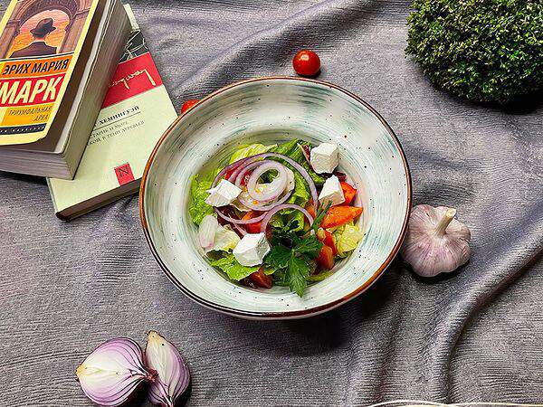 Black wood lounge bar - Салат по-балкански с сыром фета