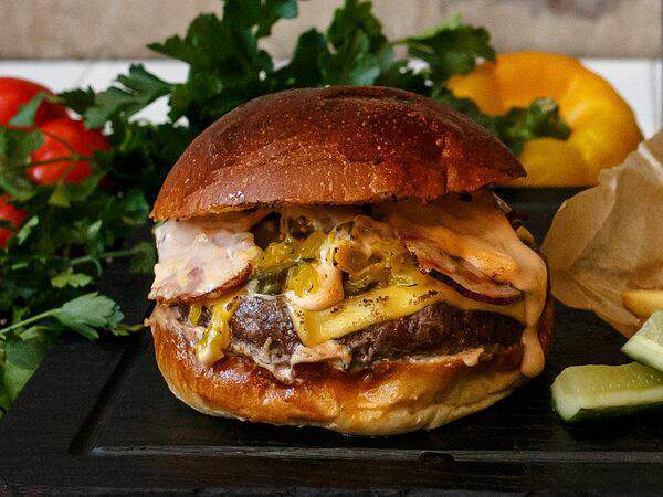 Угли - Бургер от шефа со сладкими огурцами, беконом и котлетой из выдержанной говядины