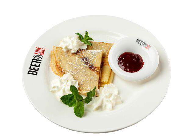 Beer & Fire Grill - Блинчики с клубничным джемом и взбитыми сливками