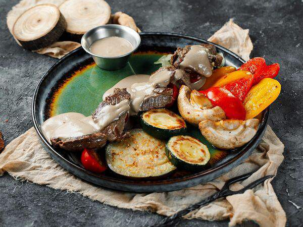 City Lounge - Медальоны из телятины с овощами гриль