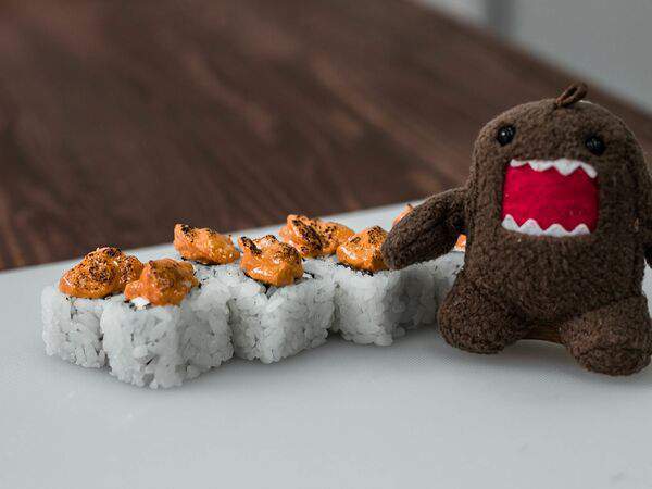 Акина суши - Запечённый ролл Мирайкан (острый ролл)