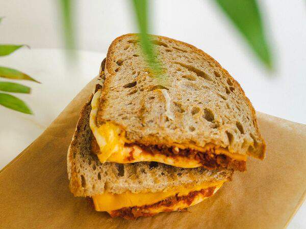 Surf Coffee x 21 - Тост с сыром и вялеными томатами