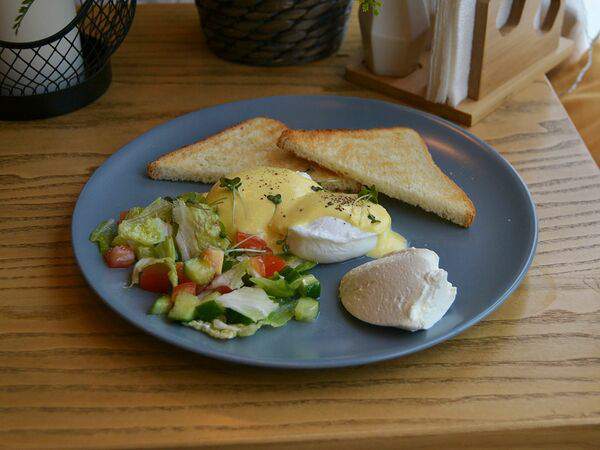 Кофейня Pankoff Bakery - Яйца пашот с салатом из свежих овощей, зеленым кремом и хрустящим тостом