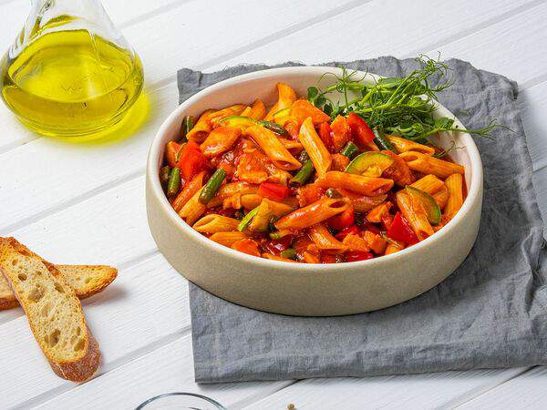 Хороша еда - Паста с курицей су-вид и овощами