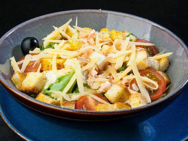 Старые традиции - Салат мини-цезарь с семгой