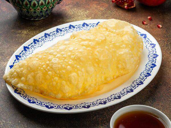 Лаунж кафе Бакшиш - Чебурек с сыром и курицей