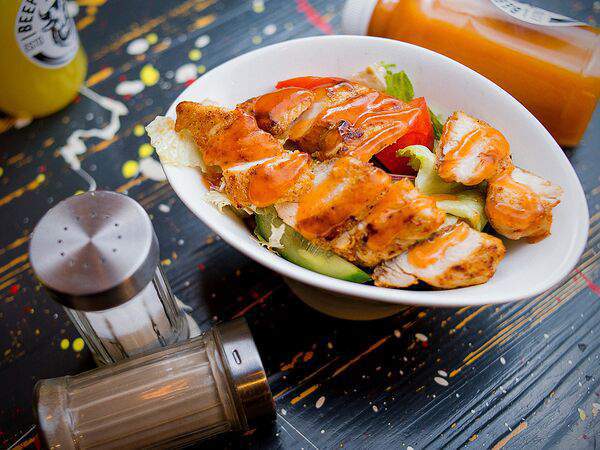 Beefy burgers - Салат Курица с овощами и соусом манго