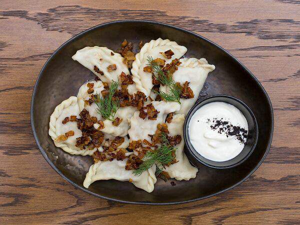 Столица деревень - Вареники из печеного картофеля с выжарками из сала с луком