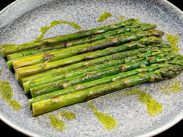 Café Brasserie - Жареная спаржа с чесноком