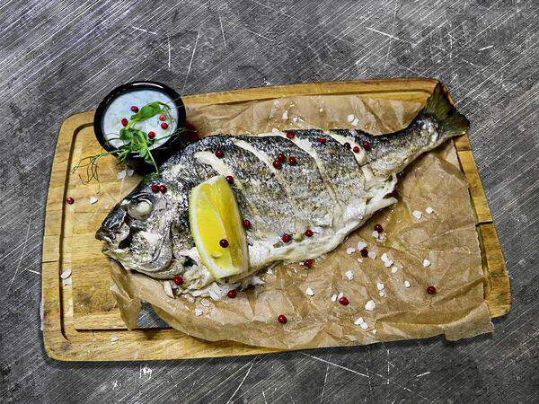 Gustavo - Дорадо гриль с соусом дзадзики