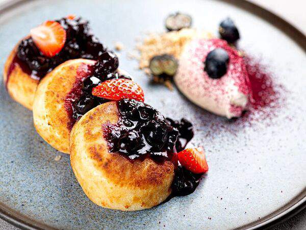 Red wall - Сырники, свежие ягоды и домашнее варенье