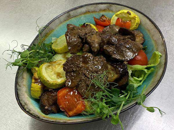 #Trava кофейня со вкусом - Тёплый салат с овощами гриль и куриной печенью