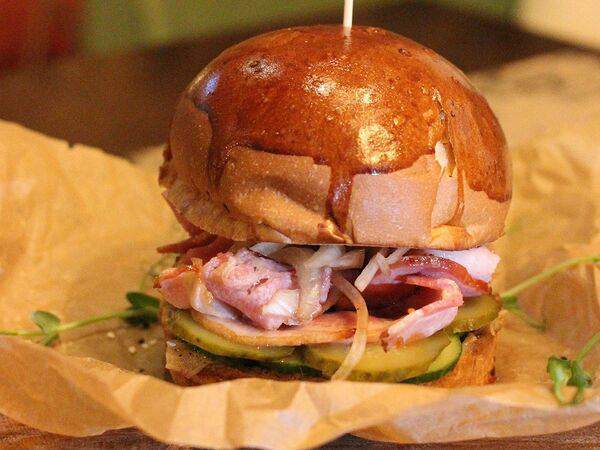 Гастрономический паб "Понеслось" - Бургер Свин бежит