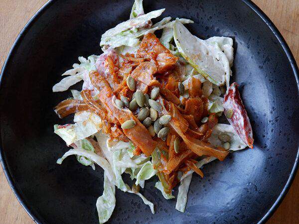 Мясной ресторан Скотина - Салат со свиными ушами и грушей