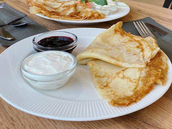 Yummy coffee shop - Блины со сметаной и джемом