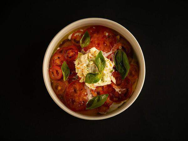 Vladbeef Bar - Салат с томатами и страчателлой