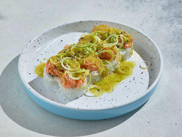 SUSHITO - Лосось, краб, порей и соус халапеньо