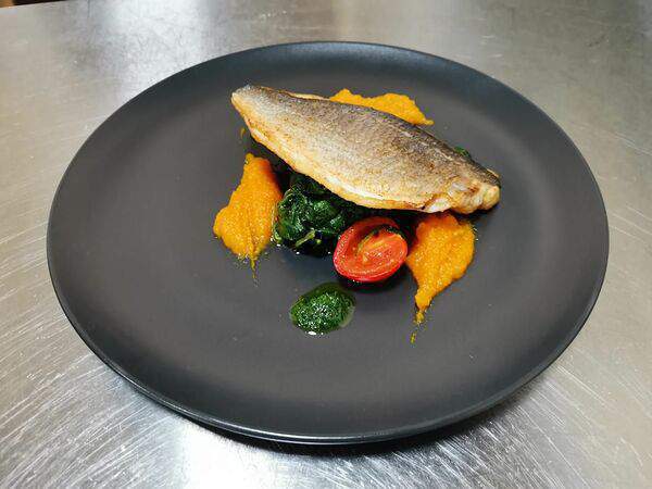 Догоновъ городской трактир - Дорадо с обжаренным шпинатом