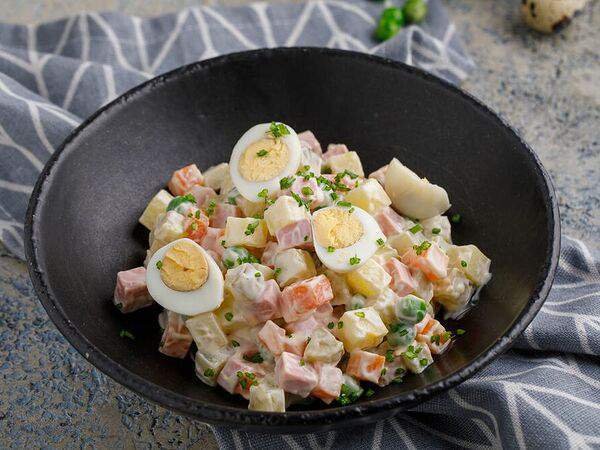 Мамалыга Бар - Салат Оливье с колбасой