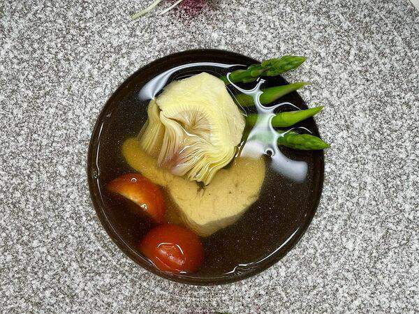 Ресторан Строгов - Наваристый бульон из цыпленка с молодой спаржей и артишоками