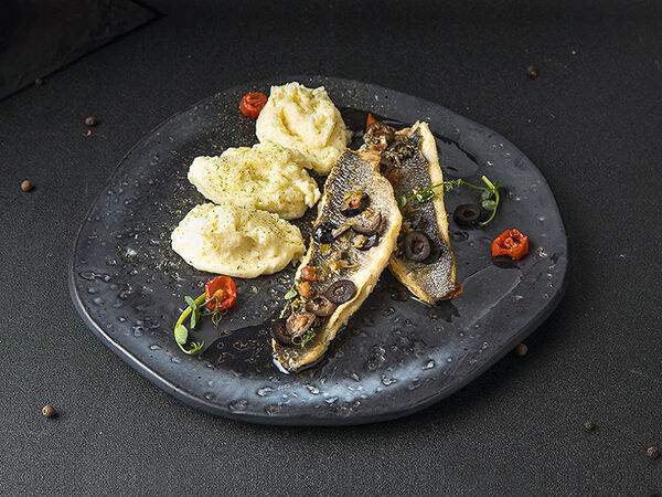 Гриль-бар42 - Филе сибаса с цветной капустой, миндалем и маслом с добавлением вяленых томатов