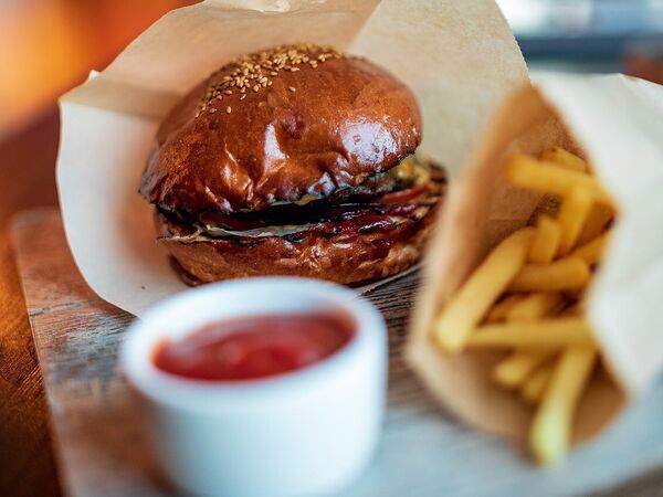 Всё сейчас хорошо - Бургер с курицей и беконом