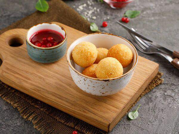 Охота на енота - Сырные шарики с брусничным соусом