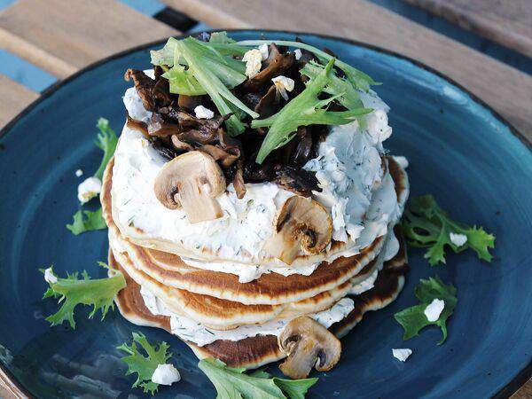 Молоко кофе сахар - Панкейки с соусом из сливочного сыра и грибным гарниром